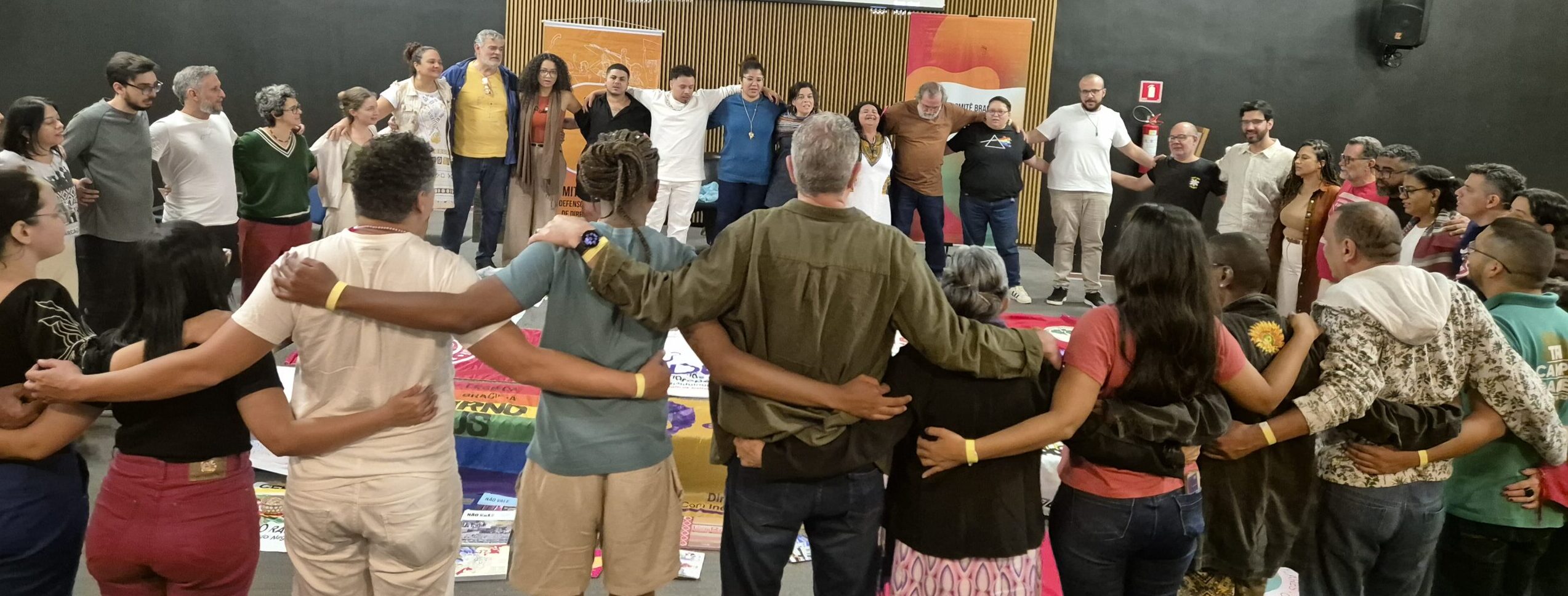 Participantes do Encontro Nacional, representantes de 48 organizações e movimentos sociais, abraçam-se e reafirmam compromisso de luta em rede a partir do Comitê Brasileiro de Defensoras e Defensores de direitos humanos. 