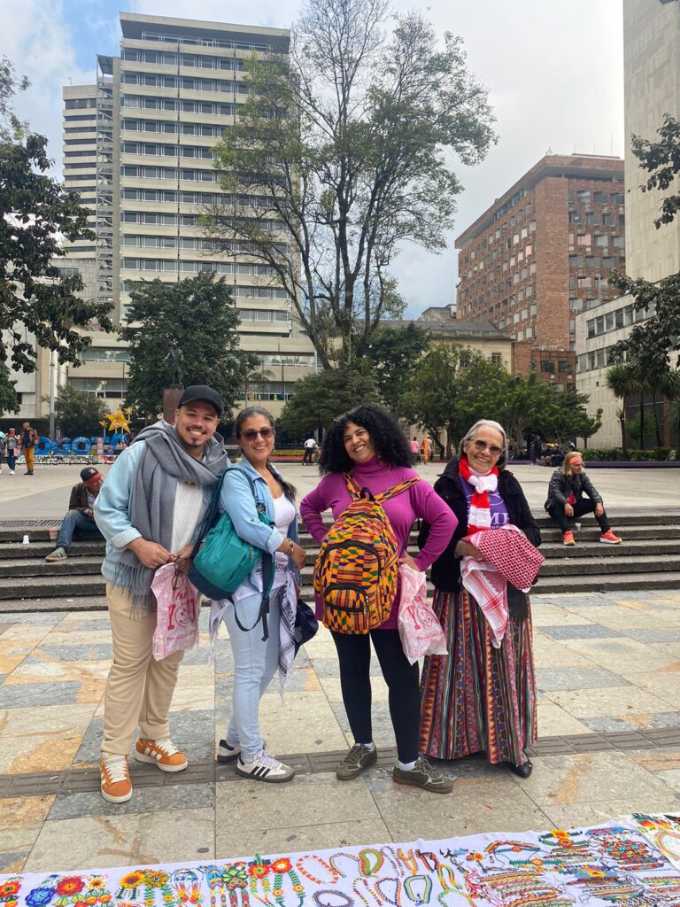A delegação posa nas ruas da Colombia onde acontece uma feira de artesanatos